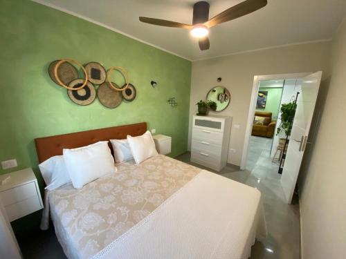 een slaapkamer met een bed en een plafondventilator bij Le terrazze 11 in Puerto de la Cruz