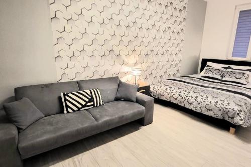 - un salon avec un canapé et un lit dans l'établissement Apartment Modern, balcony, 5 os, DOWN TOWN, à Cracovie