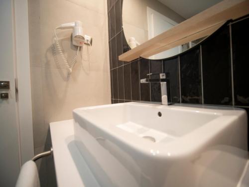  Hotel Roc Meler -  Room  picture :   Shower    Safety deposit box    TV                           