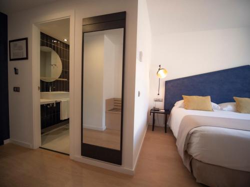  Hotel Roc Meler -  Room  picture :   Shower    Safety deposit box    TV                           