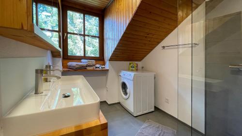 een badkamer met een wastafel en een wasmachine bij Fewo Roos am See in Konstanz