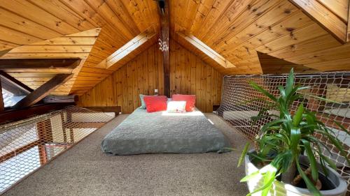 Pokój na poddaszu z łóżkiem w domu w obiekcie Fewo Roos am See w Konstancji