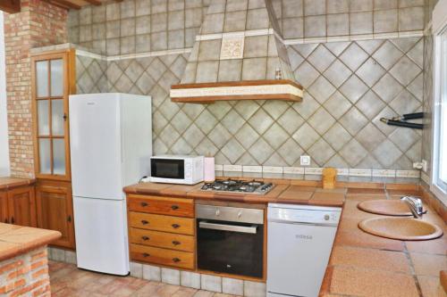 コニル・デ・ラ・フロンテーラにあるChalet Pradilloのキッチン(白い冷蔵庫、電子レンジ付)