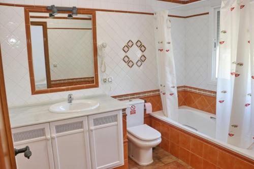 コニル・デ・ラ・フロンテーラにあるChalet Pradilloのバスルーム(トイレ、バスタブ、シンク付)