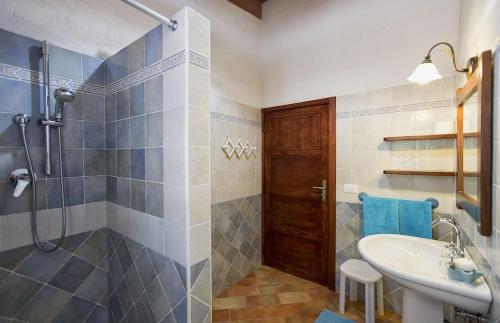 ein Badezimmer mit einer Dusche, einem Waschbecken und einer Badewanne in der Unterkunft Villa Porticciolo vicino spiaggia per 6 persone con Aria Condizionata WiF in Santa Maria la Palma