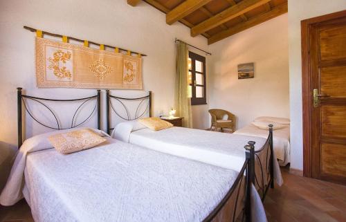 1 Schlafzimmer mit 2 Betten und Holzboden in der Unterkunft Villa Porticciolo vicino spiaggia per 6 persone con Aria Condizionata WiF in Santa Maria la Palma