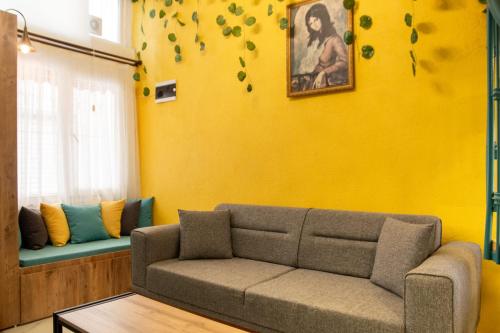 Central and Colorful Studio Flat in Alsancak