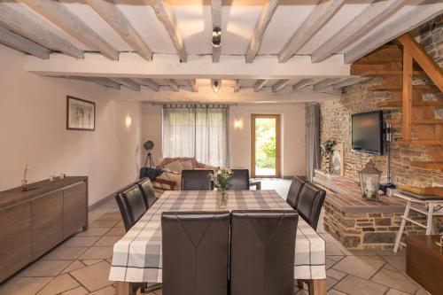 a kitchen and dining room with a table and chairs at Gîte à la campagne in Coësmes