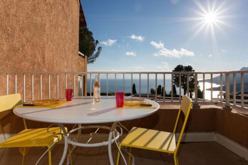 テウル・シュル・メールにあるNEW!! Vue incroyable - appartement avec piscineのテーブルと椅子、海の景色を望むバルコニー