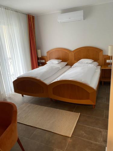 Ein Bett oder Betten in einem Zimmer der Unterkunft Aurora Béta Apartman's