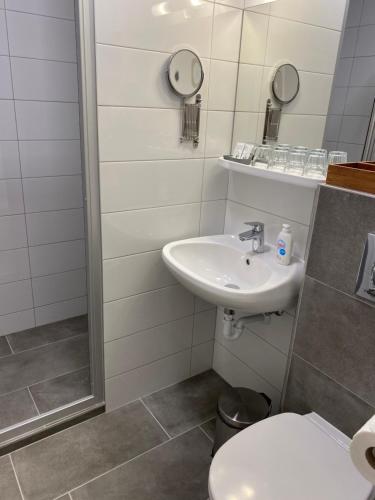 łazienka z umywalką i toaletą w obiekcie Aurora Béta Apartman's w mieście Bük