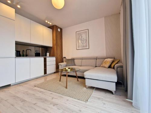 隱海市的住宿－Apartament MODERN 64 Z Widokiem Na Morze - 365PAM，客厅配有沙发和桌子