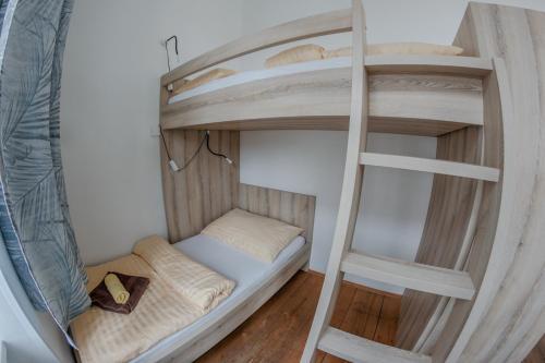 Una cama o camas en una habitación de Cuba Bar & Hostel