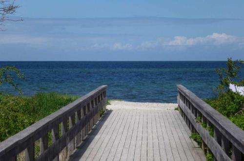 a boardwalk leading to the ocean on a beach at Appartement Sundevit in Börgerende-Rethwisch