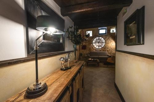 Una televisión o centro de entretenimiento en Suite di Federico