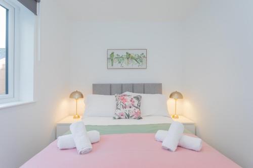 um quarto branco com uma cama e 2 candeeiros em The Arches New Modern 2BR em Belfast