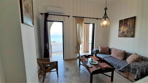 Χώρος καθιστικού στο MODERN GROUND FLOOR APARTMENT ON the PEBBLES