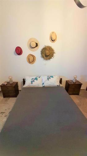 Ένα ή περισσότερα κρεβάτια σε δωμάτιο στο MODERN GROUND FLOOR APARTMENT ON the PEBBLES