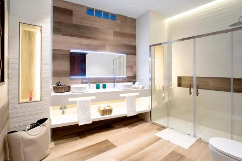 een badkamer met 2 wastafels en een douche bij Casa Miranda in Candelaria