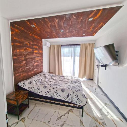 1 dormitorio con 1 cama con una pintura en la pared en Apartamenty nad jeziorem Białym KA-BOATS en Augustów