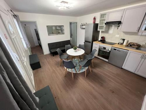 a kitchen and living room with a table and chairs at K2 - Maison 15 min PARIS PARC EXPOS - 3 chambres 6 lits in Bagneux