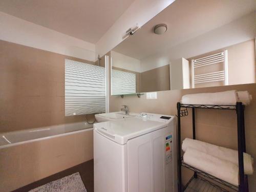 a small bathroom with a sink and a tub at Near Lake Stylish & Fully Furnished Apartment in Vienna