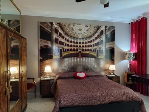 Dormitorio con cama con almohada de corazón en B&B Salita Metello, en Agrigento