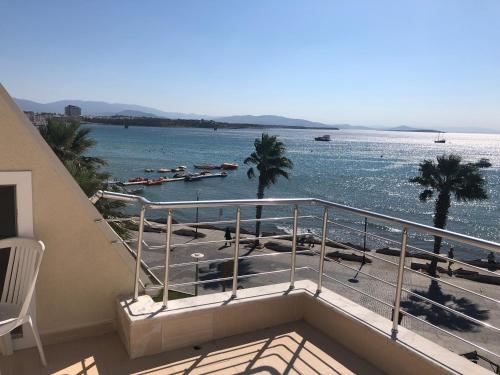 迪迪姆的住宿－THE BEACH OTEL DİDİM，享有水体景致的阳台