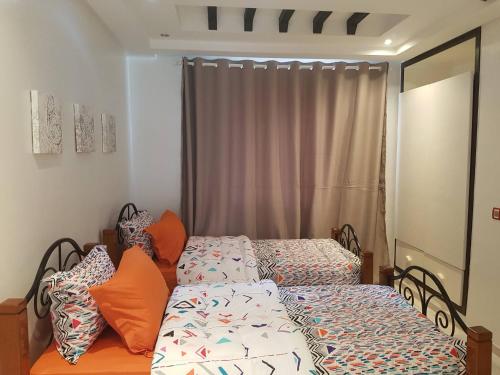 twee bedden naast elkaar in een slaapkamer bij Nice Apartment For Families- Bd Ghandi- Casablanca in Casablanca