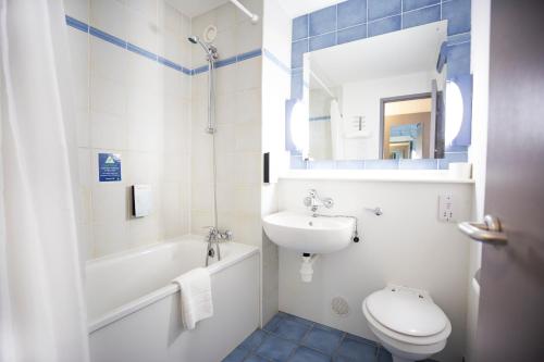 Baño blanco con lavabo y aseo en Campanile Hotel - Washington, en Washington