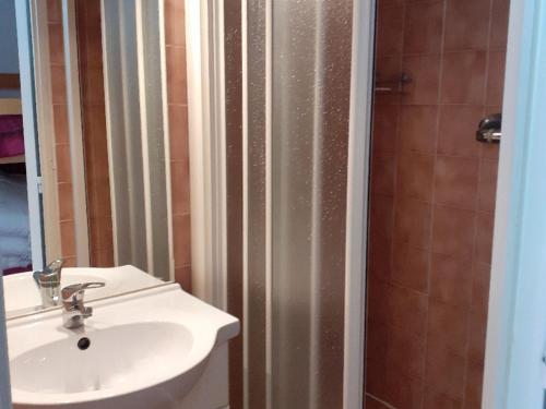 uma casa de banho com um lavatório e um chuveiro em Studio Enchastrayes, 1 pièce, 4 personnes - FR-1-165A-114 em Enchastrayes