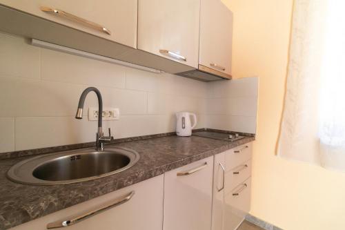 Kuchyň nebo kuchyňský kout v ubytování Sea Cats' Villas