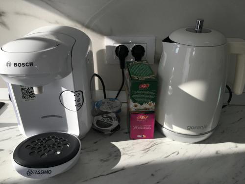 eine Küchentheke mit Kaffeemaschine und Mixer in der Unterkunft Magic Mirror in Satu Mare