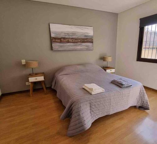 1 dormitorio con 1 cama con 2 toallas en Excelente,dpto amplio, A estrenar gran ubicacion en Mendoza