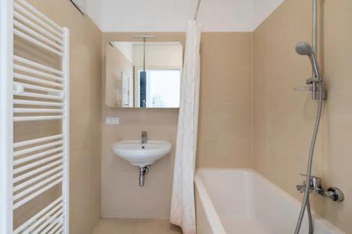 uma casa de banho com um lavatório e uma banheira em Near Lake Fully Furnished Beautiful Apartment em Viena