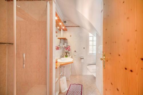 A bathroom at Adang Ferienwohnung Etschtal
