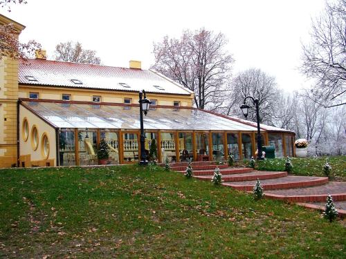 Κήπος έξω από το Pałac Piorunów & Spa