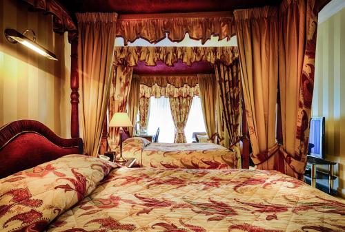 a bedroom with two beds and a window at Mansion House Hotel in Elgin
