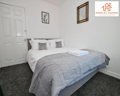 Cama ou camas em um quarto em New Refurbished 5bed - Plenty Parking - City Links By Hinkley Homes Short Lets & Serviced Accommodation