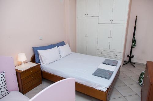 Tempat tidur dalam kamar di Lovely apt in Peristeri