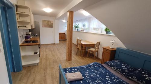 mały pokój z łóżkiem i jadalnią w obiekcie Apartmány stará škola w Swobodzie nad Upą