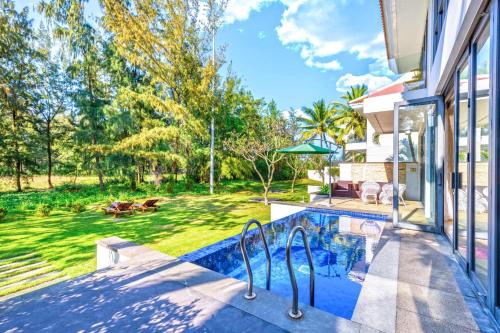 Κήπος έξω από το Sunny Beach Villa
