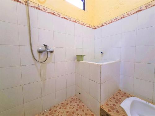 ein Badezimmer mit Dusche und Toilette in der Unterkunft MG Villa in Tlekung