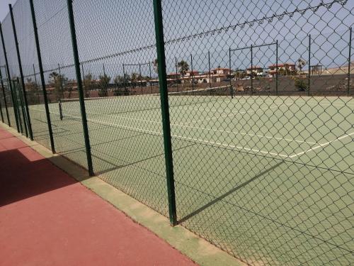 una pista de tenis con 2 pistas de tenis en Casa sol Origo Mare, en Lajares
