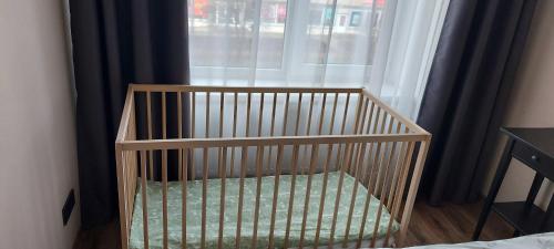 雷澤克內的住宿－Elen White Apartment，窗户房间里一张婴儿床