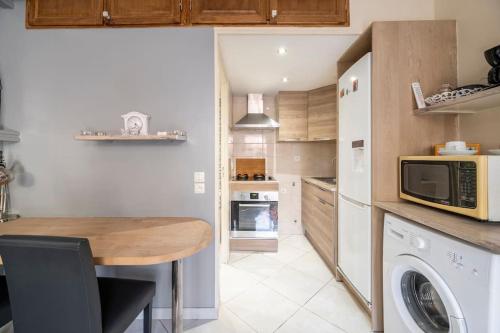 - une cuisine avec une table et un four micro-ondes dans l'établissement Studio idéal pour deux voyageurs sur Marseille, à Marseille
