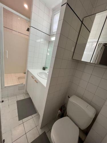 une salle de bain blanche avec des toilettes et un lavabo dans l'établissement K1 - Maison LOFT VERANDA - 15 min PARIS PARC EXPOS / 5 chambres - 7 lits, à Bagneux