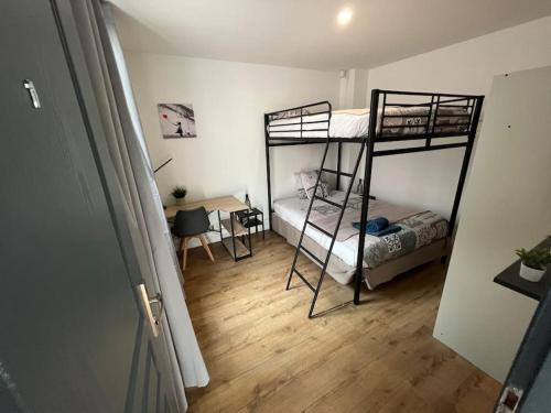 a room with two bunk beds and a desk at K1 - Maison LOFT VERANDA - 15 min PARIS PARC EXPOS / 5 chambres - 7 lits in Bagneux