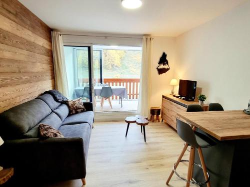 un salon avec un canapé et une table dans l'établissement Studio Rénové 4 Pers. au Pied des Pistes avec Parking Gratuit - Résidence Les Fontettes, La Joue du Loup - FR-1-504-646, à Saint-Étienne-en-Dévoluy