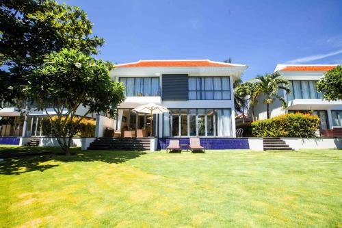 Κήπος έξω από το Sunny Beach Villa